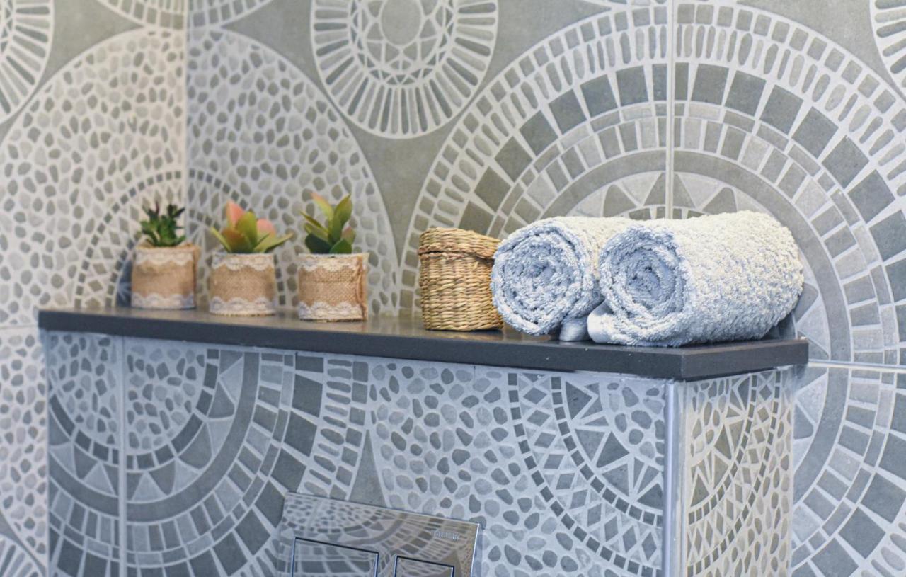 Sunshine Suite Boutique Only 5 Min Walk To The Beach - By Seaelo Eilat Eksteriør billede